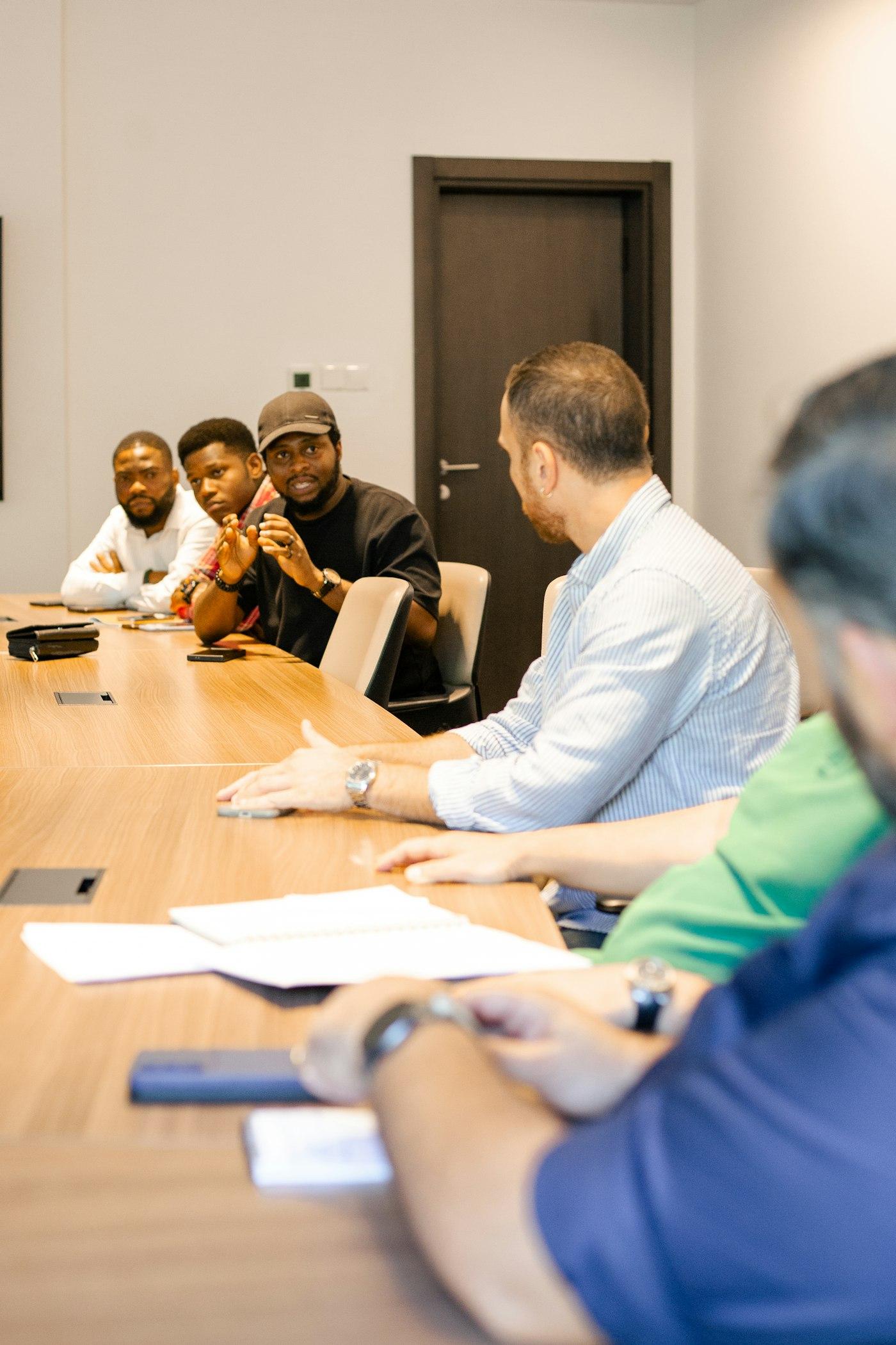 Equipe do escritório em reunião